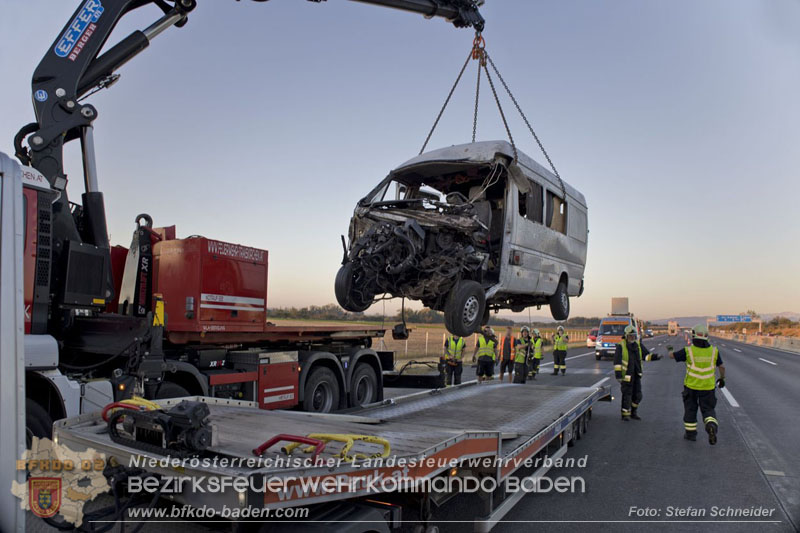 20240908_Kleinbus verunfallt auf der A2 bei Traiskirchen - acht Verletzte und ein Todesopfer Foto: Stefan Schneider BFKDO BADEN 20240908_Kleinbus verunfallt auf der A2 bei Traiskirchen - acht Verletzte und ein Todesopfer Foto: Stefan Schneider BFKDO BADEN