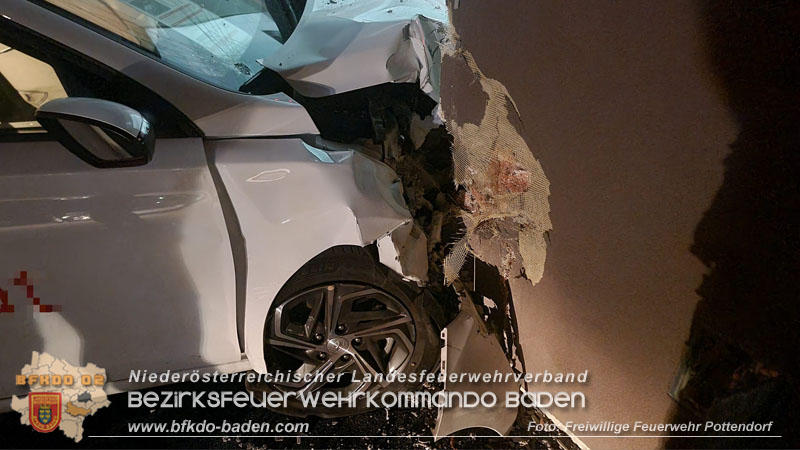 20241013_Lenker rast in Lebensmittelmarkt in Pottendorf  Foto: Freiwillige Feuerwehr Pottendorf
