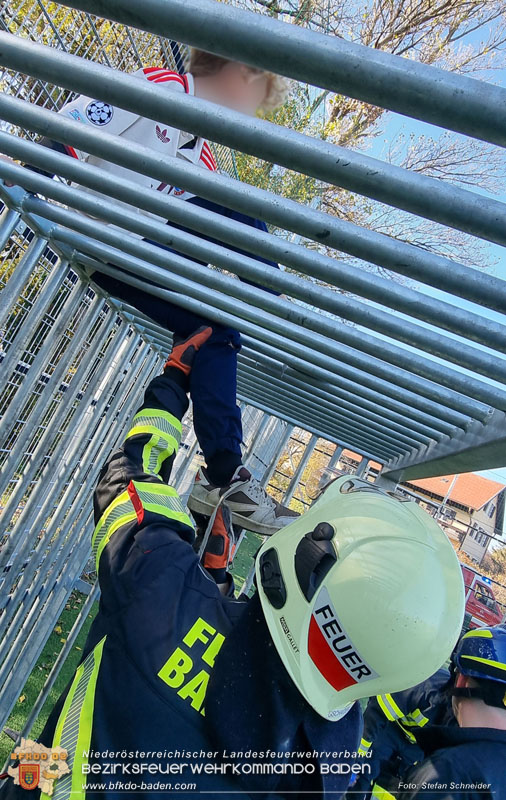 20241101_Kind steckt in Metall-Fussballtor fest - von Feuerwehr in Baden befreit   Foto: Stefan Schneider FF Baden-Stadt