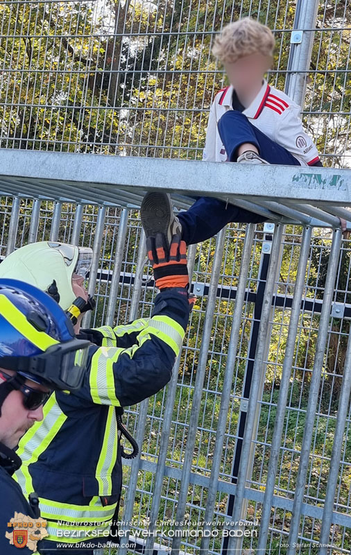 20241101_Kind steckt in Metall-Fussballtor fest - von Feuerwehr in Baden befreit   Foto: Stefan Schneider FF Baden-Stadt