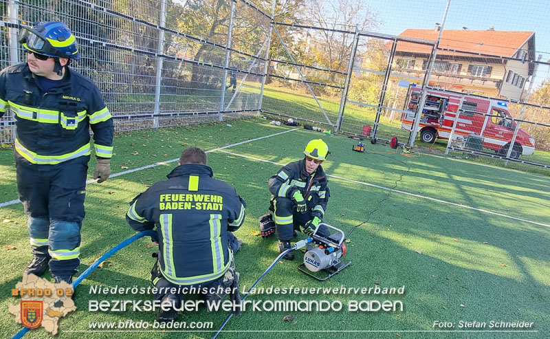 20241101_Kind steckt in Metall-Fussballtor fest - von Feuerwehr in Baden befreit   Foto: Stefan Schneider FF Baden-Stadt