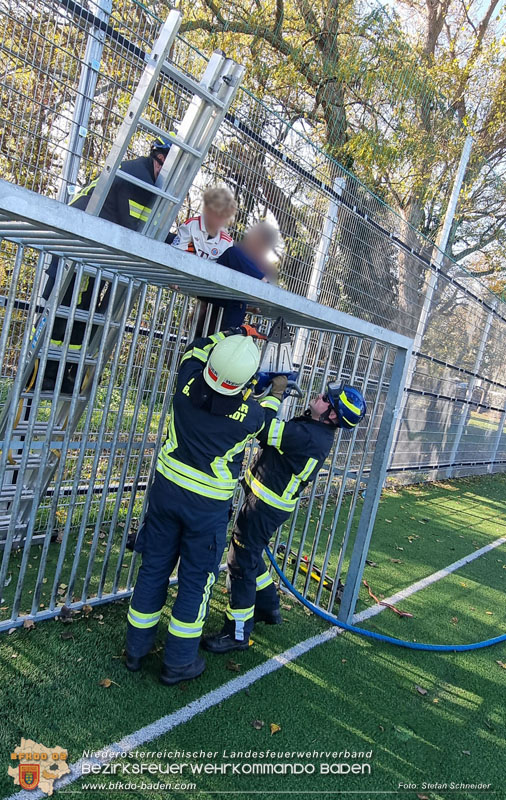 20241101_Kind steckt in Metall-Fussballtor fest - von Feuerwehr in Baden befreit   Foto: Stefan Schneider FF Baden-Stadt