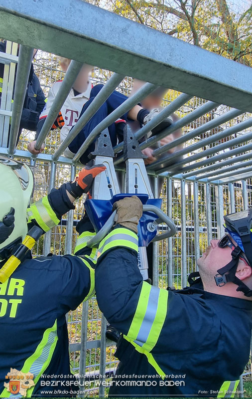 20241101_Kind steckt in Metall-Fussballtor fest - von Feuerwehr in Baden befreit   Foto: Stefan Schneider FF Baden-Stadt