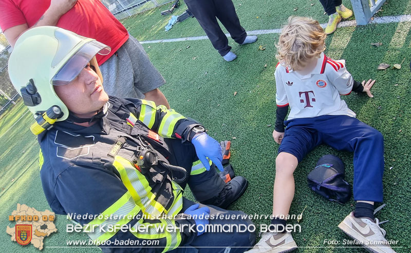 20241101_Kind steckt in Metall-Fussballtor fest - von Feuerwehr in Baden befreit   Foto: Stefan Schneider FF Baden-Stadt