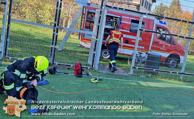 20241101_Kind steckt in Metall-Fussballtor fest - von Feuerwehr in Baden befreit   Foto: Stefan Schneider FF Baden-Stadt