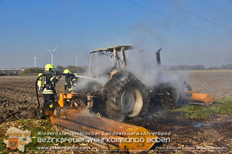 20241109 Traktor geriet bei Feldarbeit in Brand bei Pottendorf   Foto: Thomas Lenger Monatsrevue.at