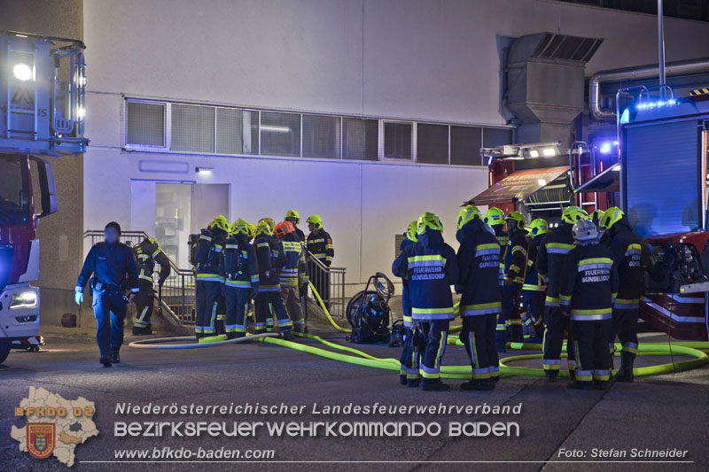 20241123_Alarmstufe B3 bei Brand in Gewerbebetrieb in Schönau a.d.Triesting   Foto: Stefan Schneider BFKDO BADEN