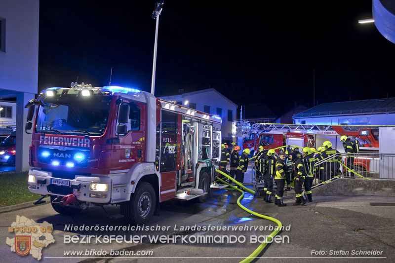20241123_Alarmstufe B3 bei Brand in Gewerbebetrieb in Schönau a.d.Triesting   Foto: Stefan Schneider BFKDO BADEN