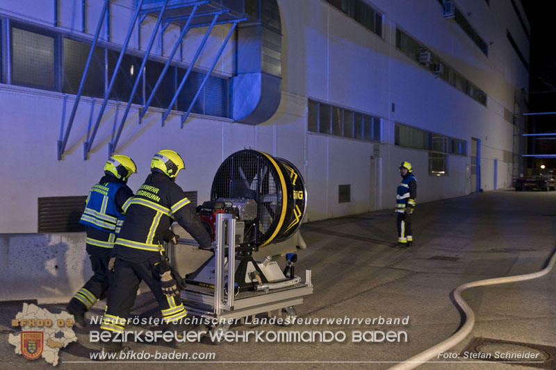 20241123_Alarmstufe B3 bei Brand in Gewerbebetrieb in Schönau a.d.Triesting   Foto: Stefan Schneider BFKDO BADEN