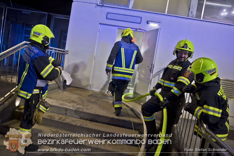 20241123_Alarmstufe B3 bei Brand in Gewerbebetrieb in Schönau a.d.Triesting   Foto: Stefan Schneider BFKDO BADEN