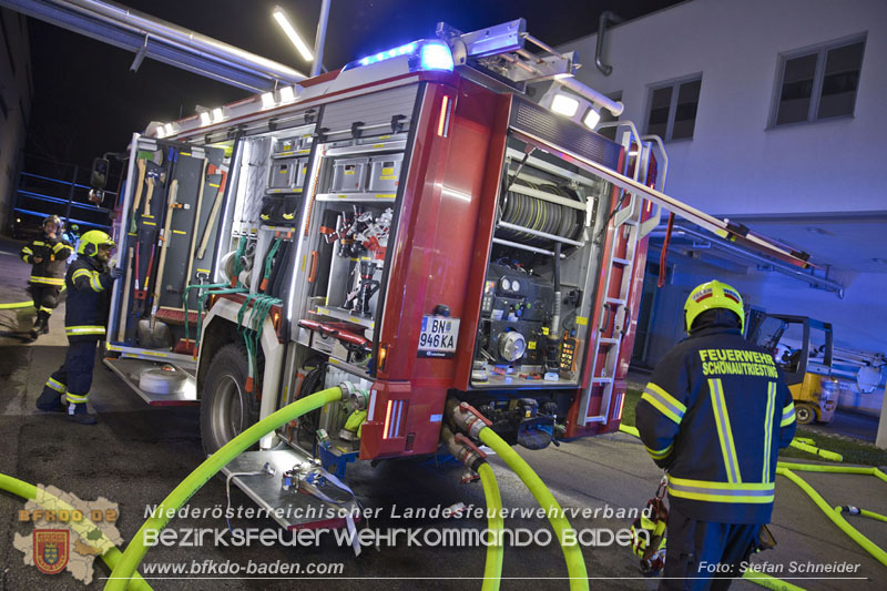 20241123_Alarmstufe B3 bei Brand in Gewerbebetrieb in Schönau a.d.Triesting   Foto: Stefan Schneider BFKDO BADEN