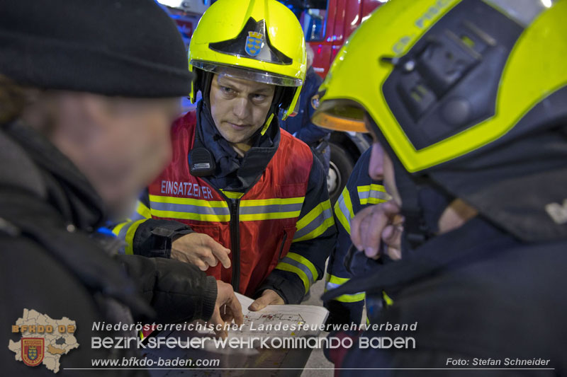 20241123_Alarmstufe B3 bei Brand in Gewerbebetrieb in Schönau a.d.Triesting   Foto: Stefan Schneider BFKDO BADEN