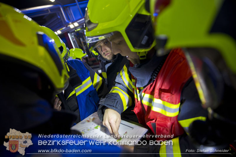 20241123_Alarmstufe B3 bei Brand in Gewerbebetrieb in Schönau a.d.Triesting   Foto: Stefan Schneider BFKDO BADEN