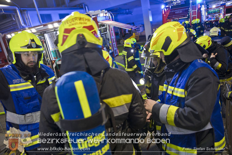 20241123_Alarmstufe B3 bei Brand in Gewerbebetrieb in Schönau a.d.Triesting   Foto: Stefan Schneider BFKDO BADEN