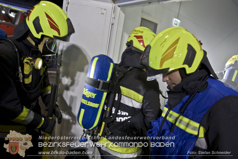 20241123_Alarmstufe B3 bei Brand in Gewerbebetrieb in Schönau a.d.Triesting   Foto: Stefan Schneider BFKDO BADEN