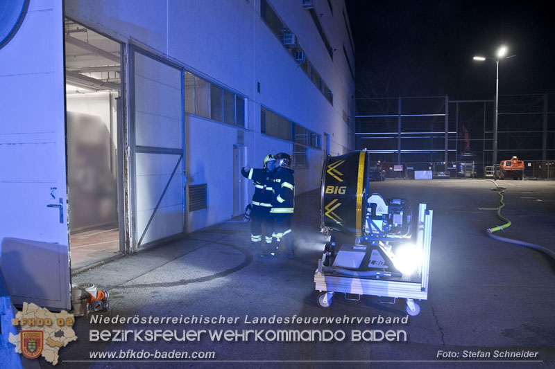 20241123_Alarmstufe B3 bei Brand in Gewerbebetrieb in Schönau a.d.Triesting   Foto: Stefan Schneider BFKDO BADEN