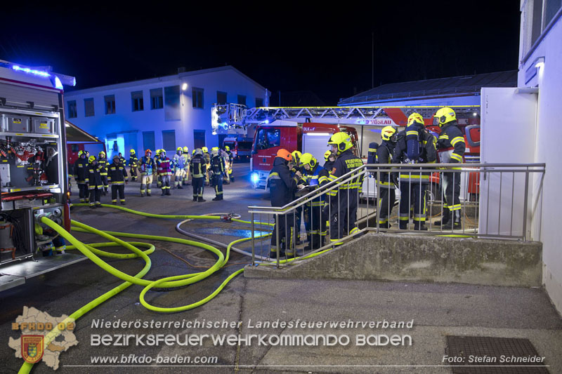 20241123_Alarmstufe B3 bei Brand in Gewerbebetrieb in Schönau a.d.Triesting   Foto: Stefan Schneider BFKDO BADEN