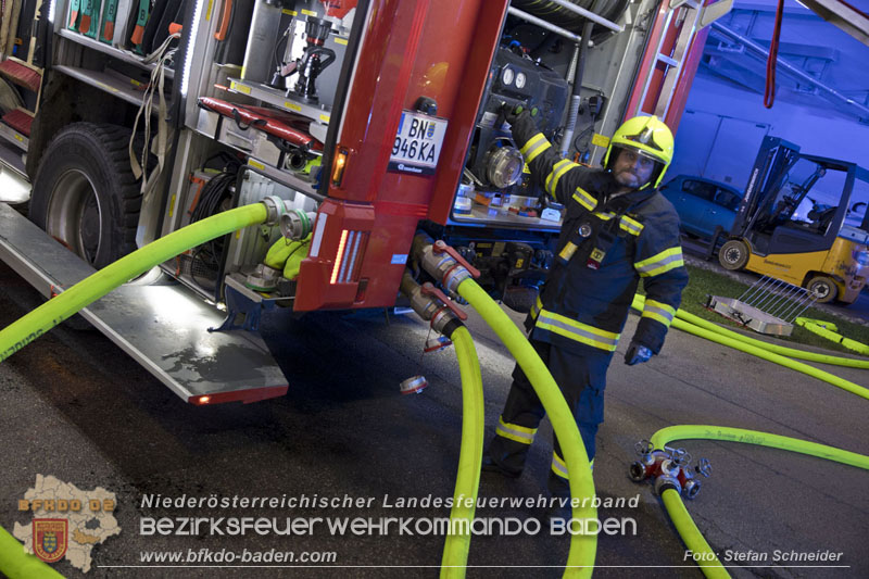 20241123_Alarmstufe B3 bei Brand in Gewerbebetrieb in Schönau a.d.Triesting   Foto: Stefan Schneider BFKDO BADEN