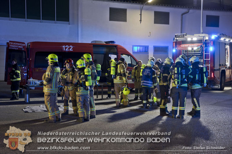 20241123_Alarmstufe B3 bei Brand in Gewerbebetrieb in Schönau a.d.Triesting   Foto: Stefan Schneider BFKDO BADEN