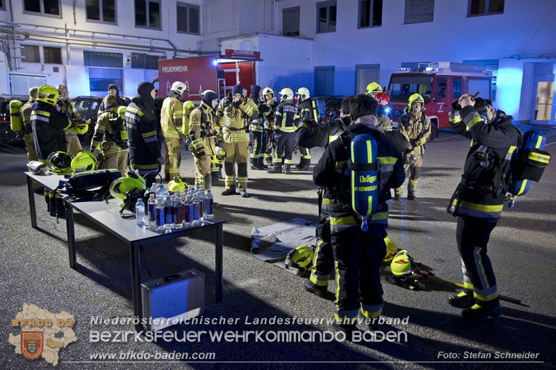 20241123_Alarmstufe B3 bei Brand in Gewerbebetrieb in Schönau a.d.Triesting   Foto: Stefan Schneider BFKDO BADEN