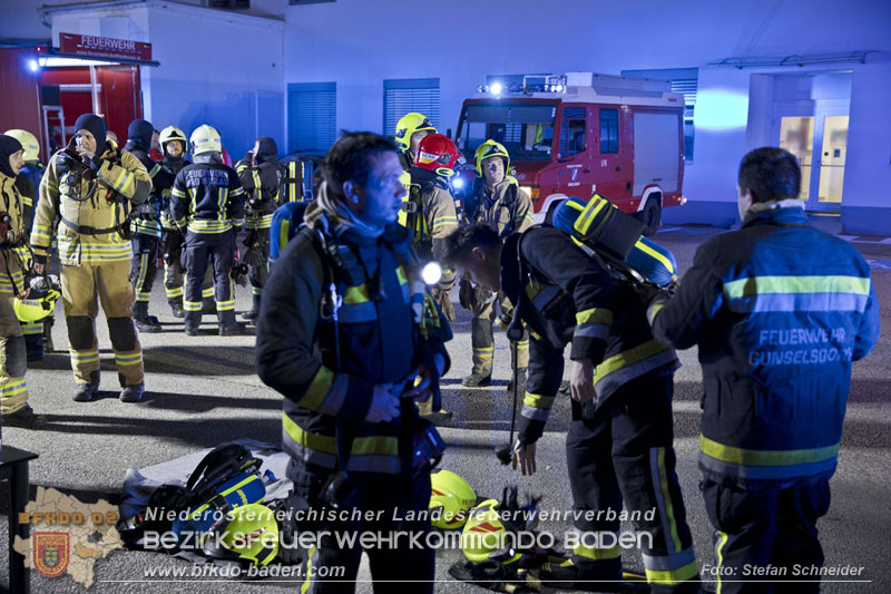 20241123_Alarmstufe B3 bei Brand in Gewerbebetrieb in Schönau a.d.Triesting   Foto: Stefan Schneider BFKDO BADEN