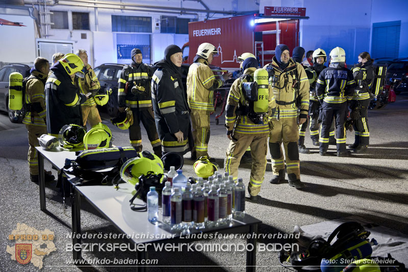 20241123_Alarmstufe B3 bei Brand in Gewerbebetrieb in Schönau a.d.Triesting   Foto: Stefan Schneider BFKDO BADEN