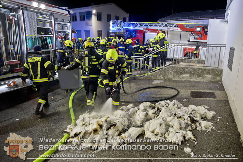 20241123_Alarmstufe B3 bei Brand in Gewerbebetrieb in Schönau a.d.Triesting   Foto: Stefan Schneider BFKDO BADEN