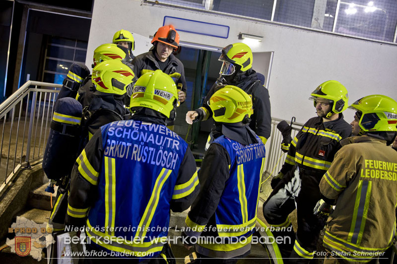 20241123_Alarmstufe B3 bei Brand in Gewerbebetrieb in Schönau a.d.Triesting   Foto: Stefan Schneider BFKDO BADEN