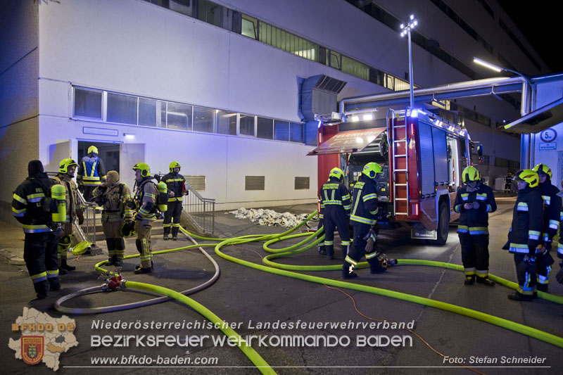20241123_Alarmstufe B3 bei Brand in Gewerbebetrieb in Schönau a.d.Triesting   Foto: Stefan Schneider BFKDO BADEN