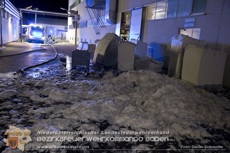 20241123_Alarmstufe B3 bei Brand in Gewerbebetrieb in Schönau a.d.Triesting   Foto: Stefan Schneider BFKDO BADEN