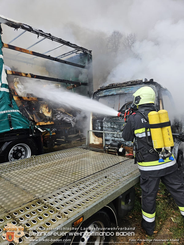 20241124_Lkw brennt auf Parkplatz neben Tankstelle in Alland Foto: Freiwillige Feuerwehr Alland 20241124_Lkw brennt auf Parkplatz neben Tankstelle in Alland Foto: Freiwillige Feuerwehr Alland