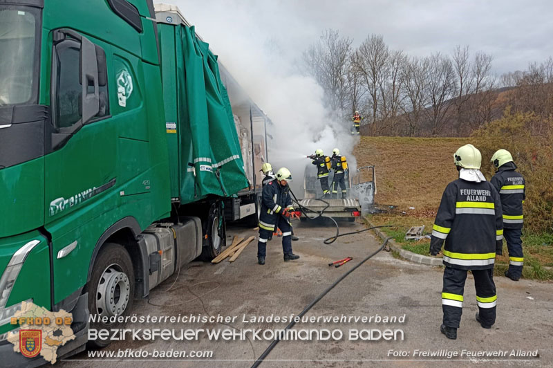 20241124_Lkw brennt auf Parkplatz neben Tankstelle in Alland Foto: Freiwillige Feuerwehr Alland 20241124_Lkw brennt auf Parkplatz neben Tankstelle in Alland Foto: Freiwillige Feuerwehr Alland