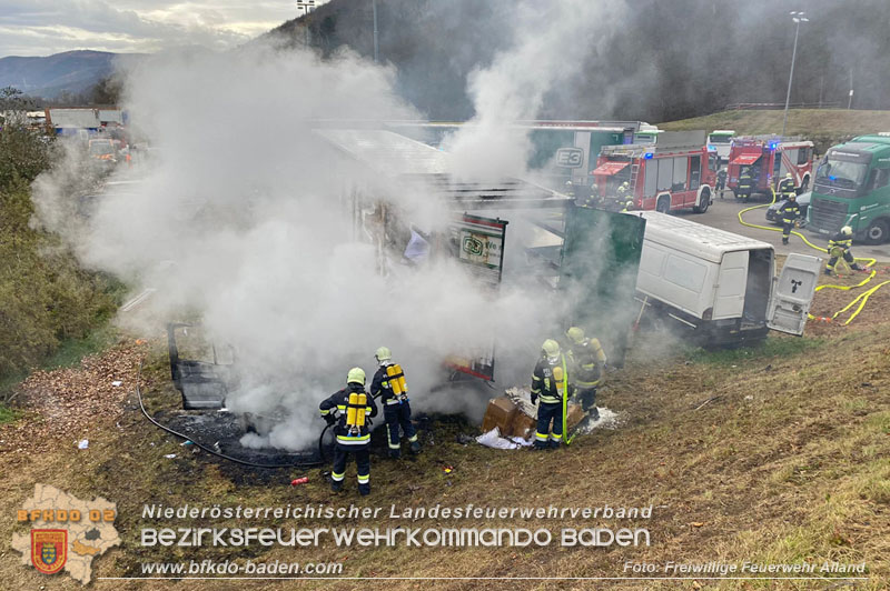 20241124_Lkw brennt auf Parkplatz neben Tankstelle in Alland Foto: Freiwillige Feuerwehr Groisbach 20241124_Lkw brennt auf Parkplatz neben Tankstelle in Alland Foto: Freiwillige Feuerwehr Groisbach