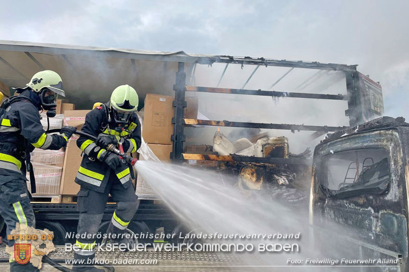 20241124_Lkw brennt auf Parkplatz neben Tankstelle in Alland Foto: Freiwillige Feuerwehr Alland 20241124_Lkw brennt auf Parkplatz neben Tankstelle in Alland Foto: Freiwillige Feuerwehr Alland