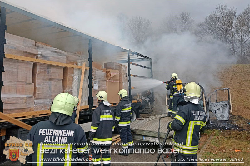 20241124_Lkw brennt auf Parkplatz neben Tankstelle in Alland Foto: Freiwillige Feuerwehr Alland 20241124_Lkw brennt auf Parkplatz neben Tankstelle in Alland Foto: Freiwillige Feuerwehr Alland