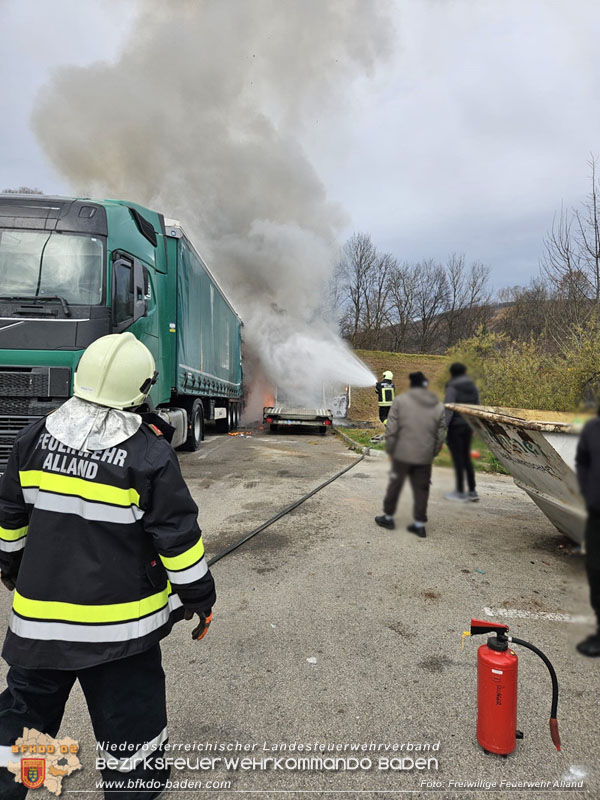 20241124_Lkw brennt auf Parkplatz neben Tankstelle in Alland Foto: Freiwillige Feuerwehr Alland 20241124_Lkw brennt auf Parkplatz neben Tankstelle in Alland Foto: Freiwillige Feuerwehr Alland