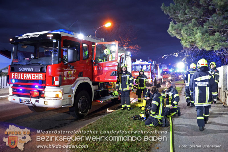 20241124_Wohnhausbrand in Oberwaltersdorf - Schwieriger Zugang   Foto: Stefan Schneider BFKDO BADEN