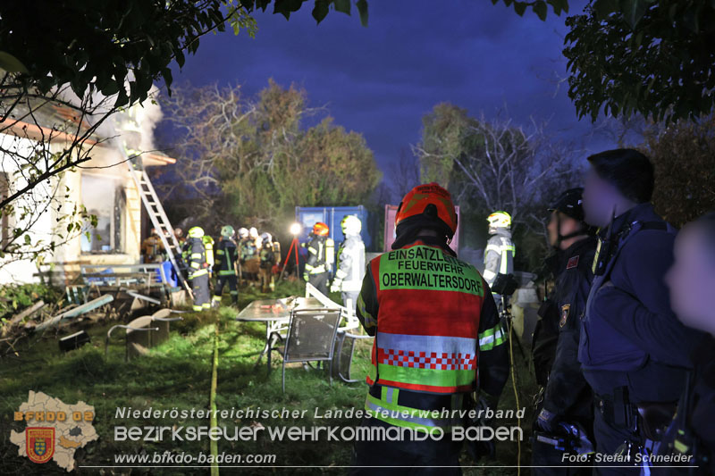 20241124_Wohnhausbrand in Oberwaltersdorf - Schwieriger Zugang   Foto: Stefan Schneider BFKDO BADEN