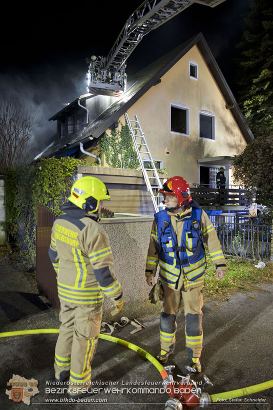 20241125_Großeinsatz in Leobersdorf - 94 Einsatzkräfte bekämpfen Wohnhausbrand Foto: Stefan Schneider BFKDO BADEN 20241125_Großeinsatz in Leobersdorf - 94 Einsatzkräfte bekämpfen Wohnhausbrand Foto: Stefan Schneider BFKDO BADEN 20241125_Großeinsatz in Leobersdorf - 94 Einsatzkräfte bekämpfen Wohnhausbrand Foto: Stefan Schneider BFKDO BADEN 20241125_Großeinsatz in Leobersdorf - 94 Einsatzkräfte bekämpfen Wohnhausbrand Foto: Stefan Schneider BFKDO BADEN