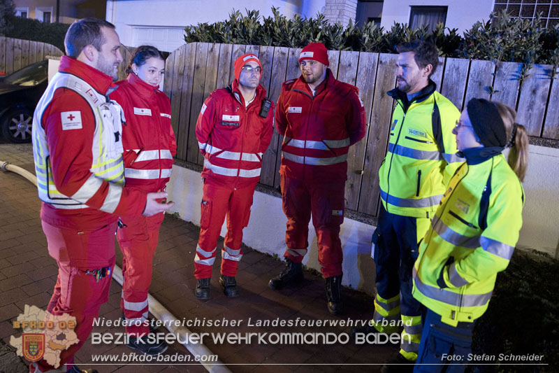20241125_Großeinsatz in Leobersdorf - 94 Einsatzkräfte bekämpfen Wohnhausbrand Foto: Stefan Schneider BFKDO BADEN 20241125_Großeinsatz in Leobersdorf - 94 Einsatzkräfte bekämpfen Wohnhausbrand Foto: Stefan Schneider BFKDO BADEN 20241125_Großeinsatz in Leobersdorf - 94 Einsatzkräfte bekämpfen Wohnhausbrand Foto: Stefan Schneider BFKDO BADEN 20241125_Großeinsatz in Leobersdorf - 94 Einsatzkräfte bekämpfen Wohnhausbrand Foto: Stefan Schneider BFKDO BADEN