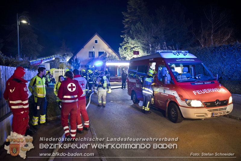 20241125_Großeinsatz in Leobersdorf - 94 Einsatzkräfte bekämpfen Wohnhausbrand Foto: Stefan Schneider BFKDO BADEN 20241125_Großeinsatz in Leobersdorf - 94 Einsatzkräfte bekämpfen Wohnhausbrand Foto: Stefan Schneider BFKDO BADEN 20241125_Großeinsatz in Leobersdorf - 94 Einsatzkräfte bekämpfen Wohnhausbrand Foto: Stefan Schneider BFKDO BADEN 20241125_Großeinsatz in Leobersdorf - 94 Einsatzkräfte bekämpfen Wohnhausbrand Foto: Stefan Schneider BFKDO BADEN