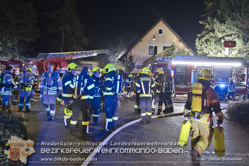 20241125_Großeinsatz in Leobersdorf - 94 Einsatzkräfte bekämpfen Wohnhausbrand Foto: Stefan Schneider BFKDO BADEN 20241125_Großeinsatz in Leobersdorf - 94 Einsatzkräfte bekämpfen Wohnhausbrand Foto: Stefan Schneider BFKDO BADEN 20241125_Großeinsatz in Leobersdorf - 94 Einsatzkräfte bekämpfen Wohnhausbrand Foto: Stefan Schneider BFKDO BADEN 20241125_Großeinsatz in Leobersdorf - 94 Einsatzkräfte bekämpfen Wohnhausbrand Foto: Stefan Schneider BFKDO BADEN