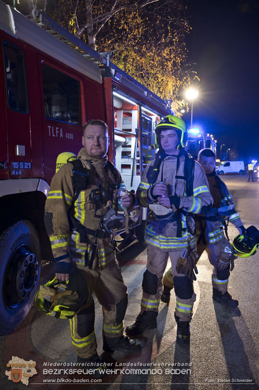 20241125_Großeinsatz in Leobersdorf - 94 Einsatzkräfte bekämpfen Wohnhausbrand Foto: Stefan Schneider BFKDO BADEN 20241125_Großeinsatz in Leobersdorf - 94 Einsatzkräfte bekämpfen Wohnhausbrand Foto: Stefan Schneider BFKDO BADEN 20241125_Großeinsatz in Leobersdorf - 94 Einsatzkräfte bekämpfen Wohnhausbrand Foto: Stefan Schneider BFKDO BADEN 20241125_Großeinsatz in Leobersdorf - 94 Einsatzkräfte bekämpfen Wohnhausbrand Foto: Stefan Schneider BFKDO BADEN