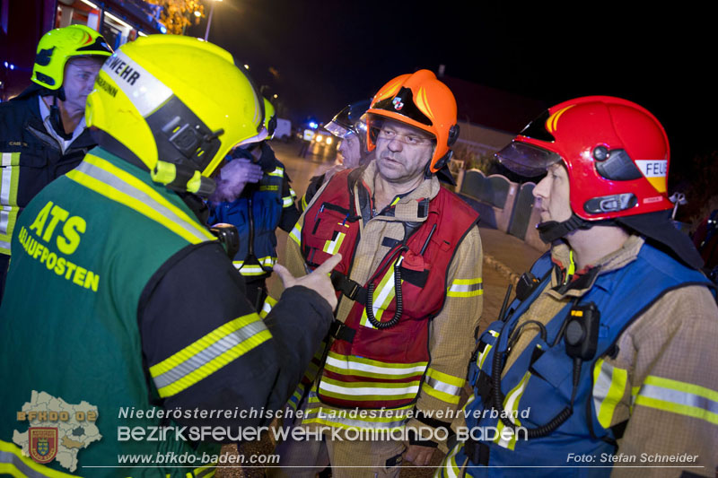 20241125_Großeinsatz in Leobersdorf - 94 Einsatzkräfte bekämpfen Wohnhausbrand Foto: Stefan Schneider BFKDO BADEN 20241125_Großeinsatz in Leobersdorf - 94 Einsatzkräfte bekämpfen Wohnhausbrand Foto: Stefan Schneider BFKDO BADEN 20241125_Großeinsatz in Leobersdorf - 94 Einsatzkräfte bekämpfen Wohnhausbrand Foto: Stefan Schneider BFKDO BADEN 20241125_Großeinsatz in Leobersdorf - 94 Einsatzkräfte bekämpfen Wohnhausbrand Foto: Stefan Schneider BFKDO BADEN