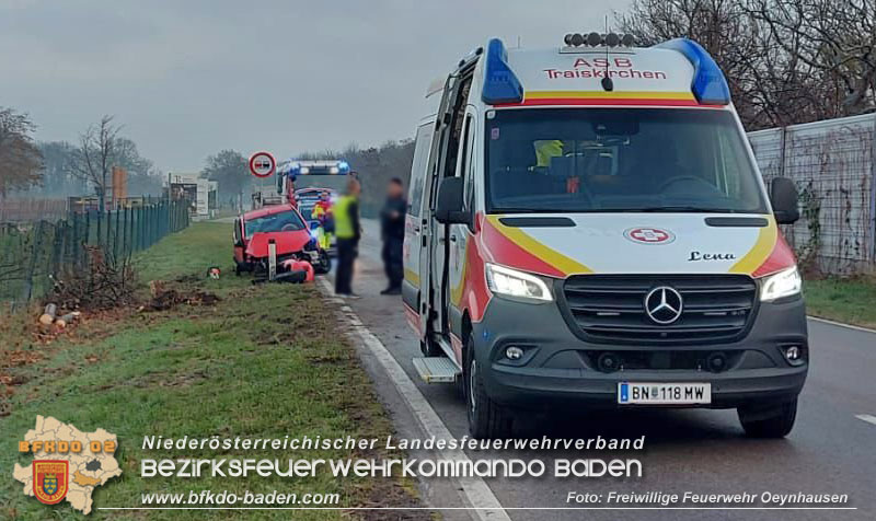 20241126_Verletzte Frau nach Verkehrsunfall auf der L157 im Gemeindegebiet Oberwaltersdorf Foto: Freiwillige Feuerwehr Oeynhausen 20241126_Verletzte Frau nach Verkehrsunfall auf der L157 im Gemeindegebiet Oberwaltersdorf Foto: Freiwillige Feuerwehr Oeynhausen