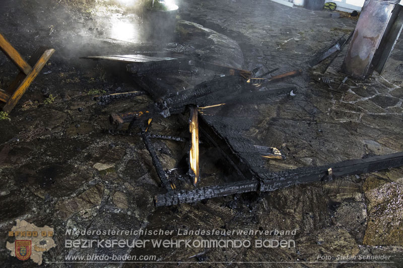 20241202_Nächtlicher Hüttenbrand in Kottingbrunn  Foto: Stefan Schneider BFKDO BADEN