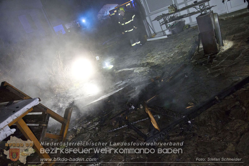 20241202_Nächtlicher Hüttenbrand in Kottingbrunn  Foto: Stefan Schneider BFKDO BADEN