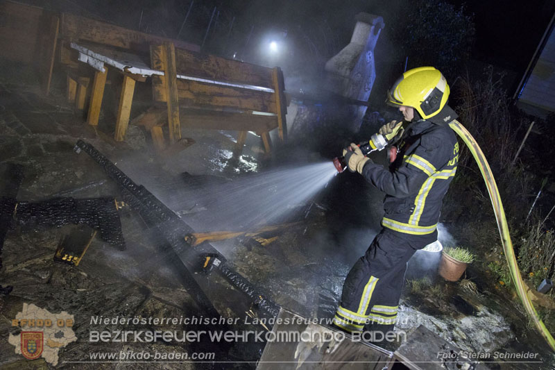 20241202_Nächtlicher Hüttenbrand in Kottingbrunn  Foto: Stefan Schneider BFKDO BADEN