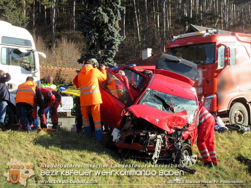 20241205_Pkw gegen Lkw auf der B18 - eine Schwerverletzte   Foto: ASB Markus Hackl FF Pottenstein