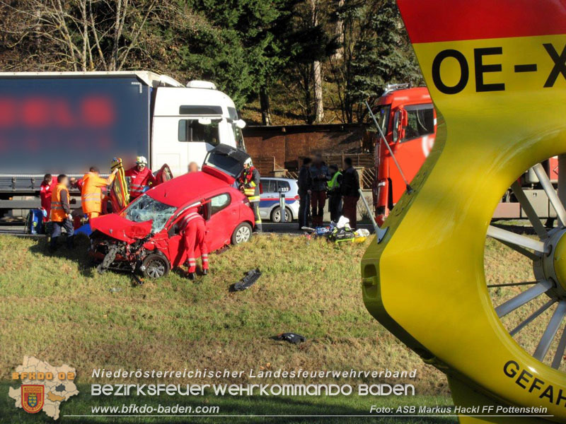 20241205_Pkw gegen Lkw auf der B18 - eine Schwerverletzte   Foto: ASB Markus Hackl FF Pottenstein